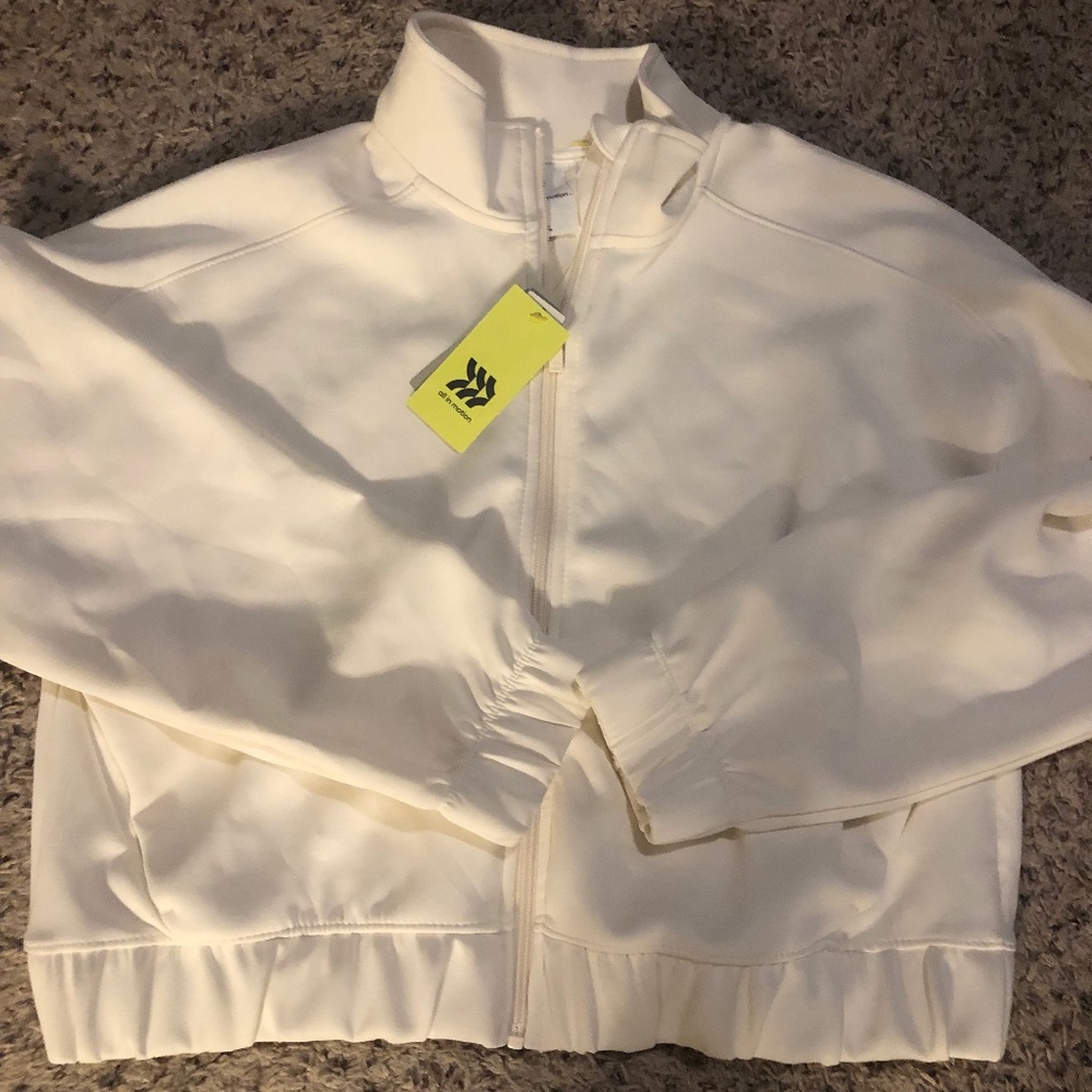 NWT! Sandwash full zip cropped jacket in cream, size medium